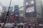 球迷吐槽雨天观赛不让带伞，花都体育场安保人员回应